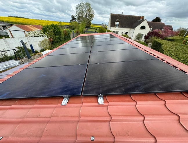 Panneaux solaires photovoltaïques installés sur toiture résidentielle