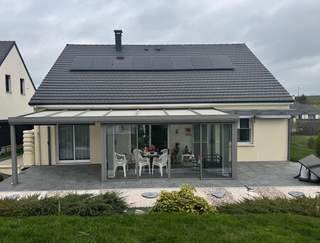Installation solaire sur toiture réalisée par un installateur photovoltaïque